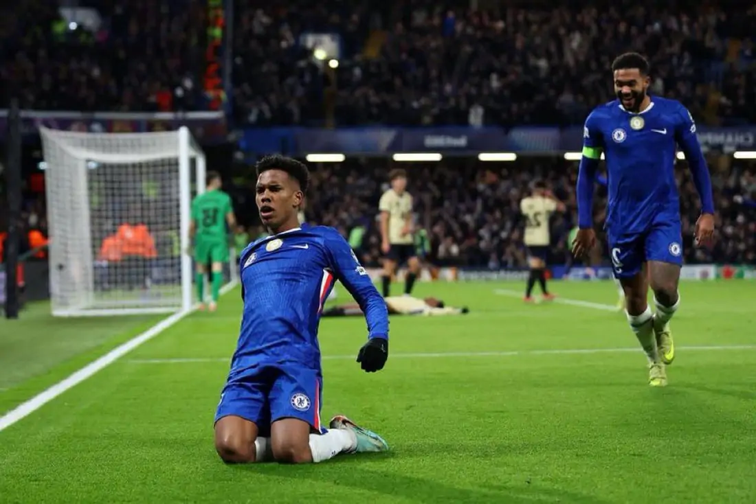 Nicolas Jackson célébrant un but avec le Bayern Munich.