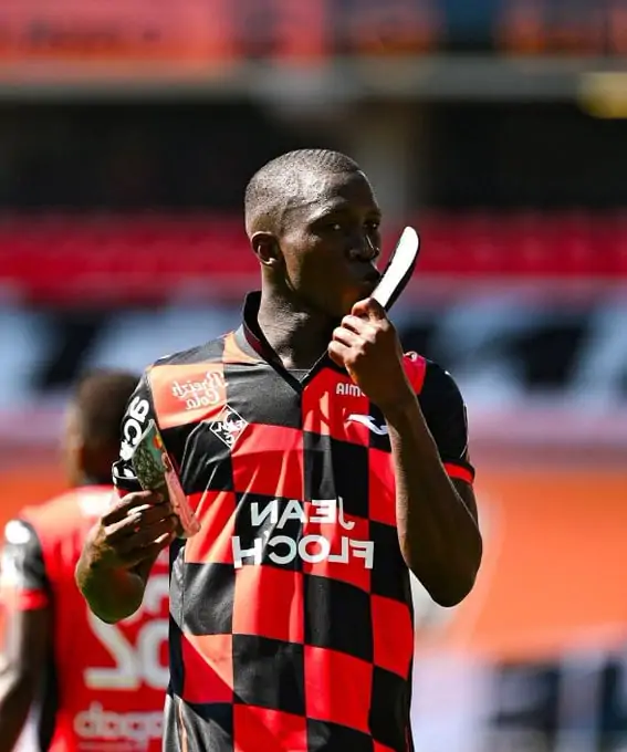 Sambou Soumano marquant un but avec le FC Lorient.