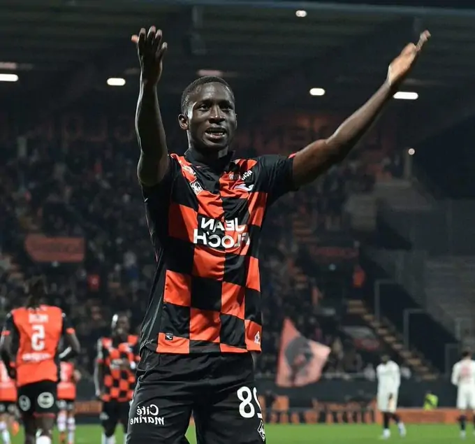 Réunion des dirigeants de Lorient pour discuter du contrat de Soumano.