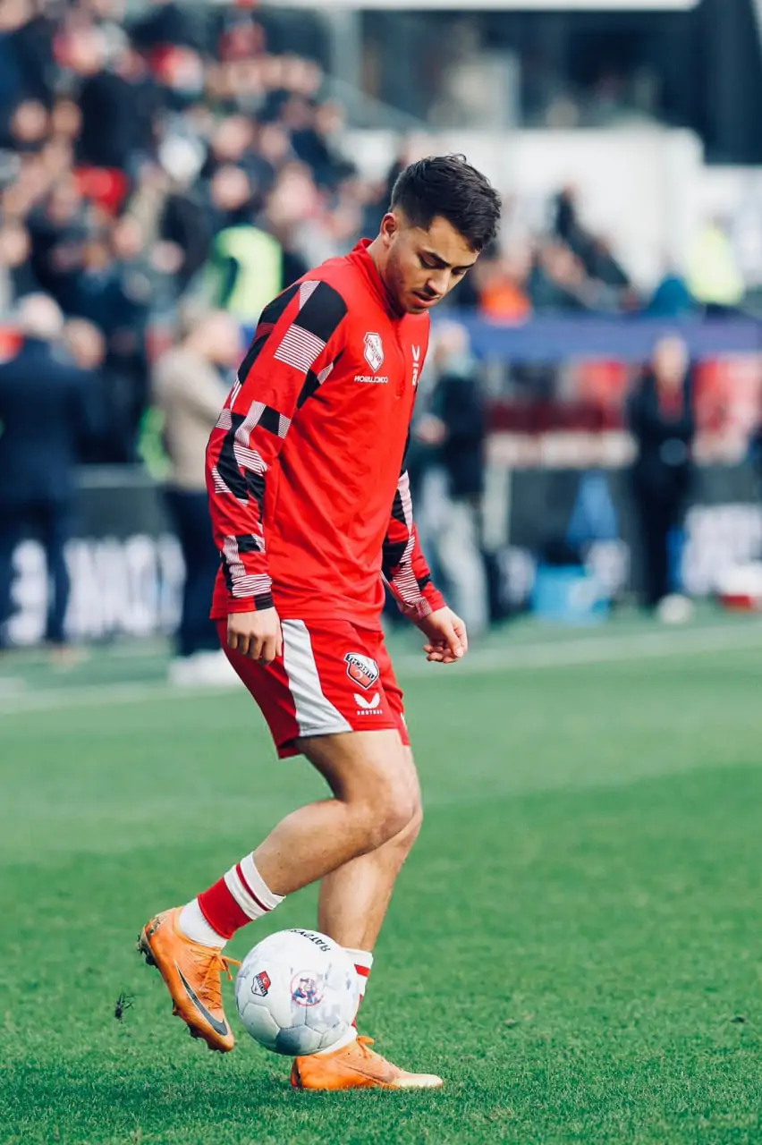 Soufian El Karouani, latéral marocain décisif à Utrecht, confirme l’intérêt de West Ham et attire de grands clubs européens avant le mercato hivernal.