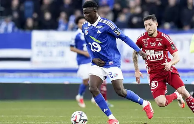 Abakar Sylla en action sur le terrain de football