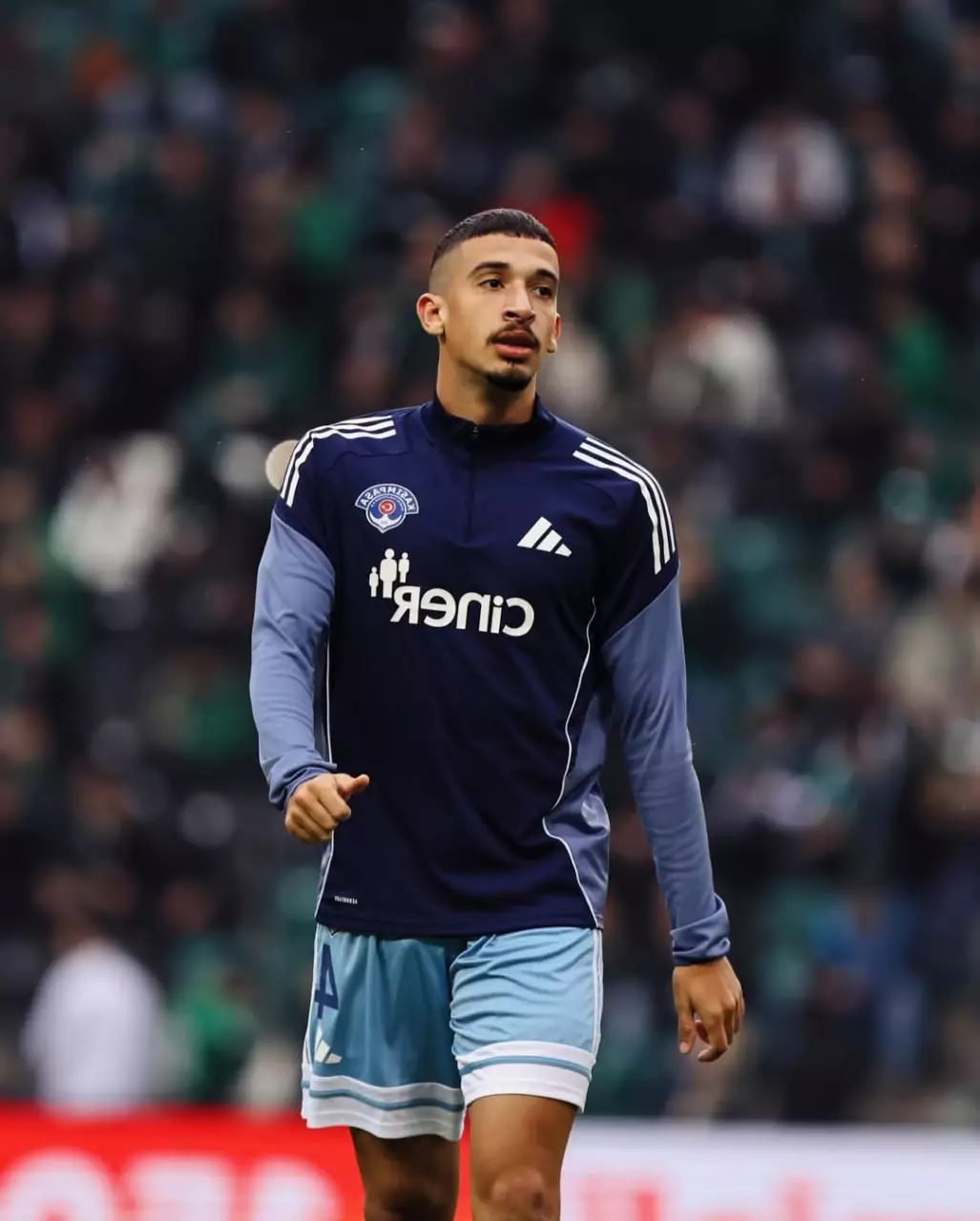 Adem Arous en action défensive avec le maillot de Kasımpaşa