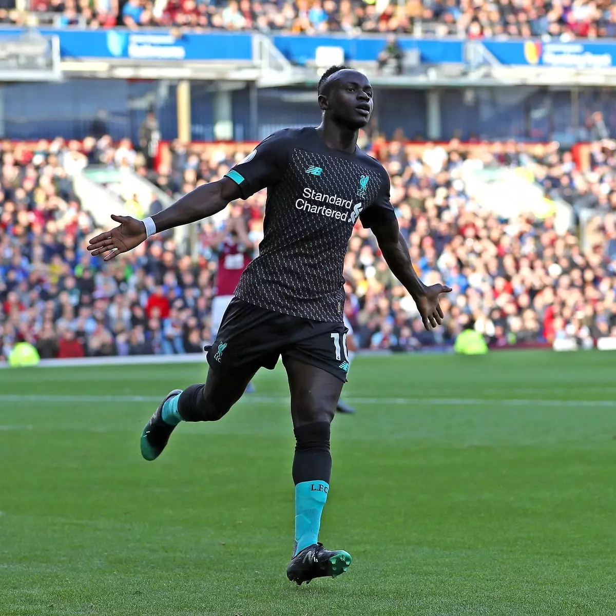 Jamie Carragher défend Sterling