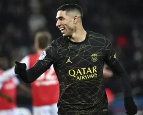 Achraf Akimi célébrant un but avec le PSG lors de la finale de la Ligue des Champions