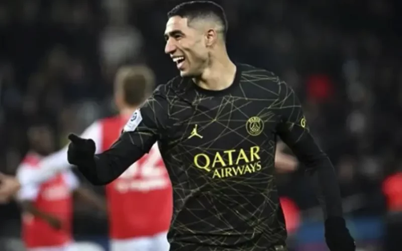 Achraf Akimi célébrant un but avec le PSG lors de la finale de la Ligue des Champions