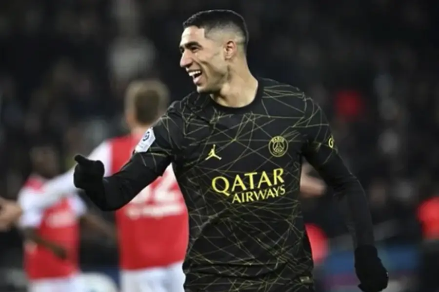 Achraf Akimi célébrant un but avec le PSG lors de la finale de la Ligue des Champions