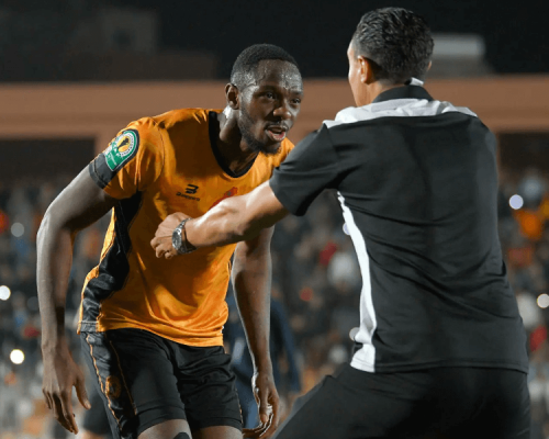 Issoufou Dayo saluant les supporters du club de Berkane