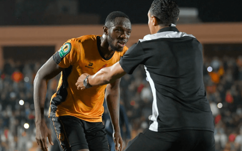 Issoufou Dayo saluant les supporters du club de Berkane