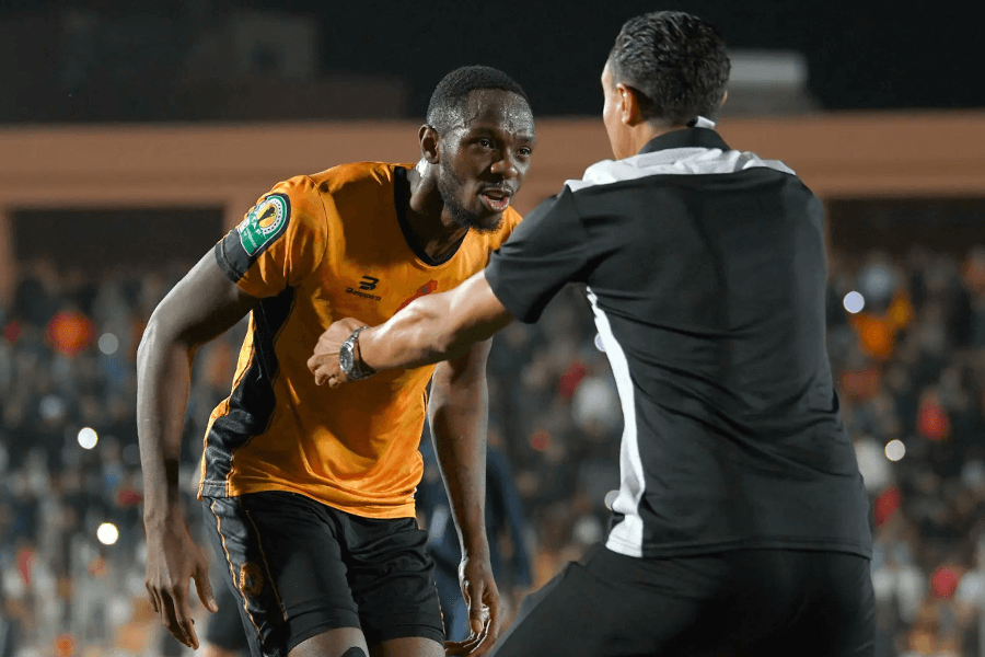 Issoufou Dayo saluant les supporters du club de Berkane