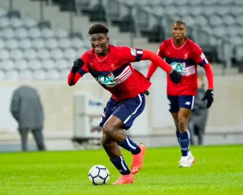 Carlos Baleba en action avec Brighton lors d’un match de Premier League