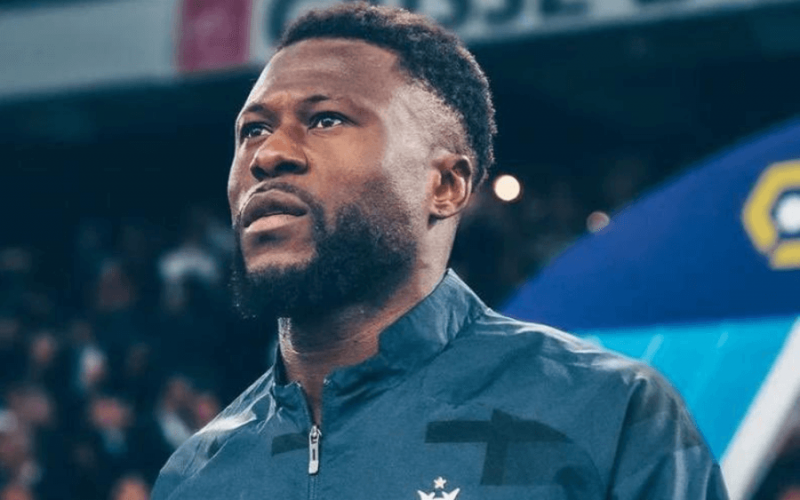 Chancel Mbemba en discussion lors du mercato d’été