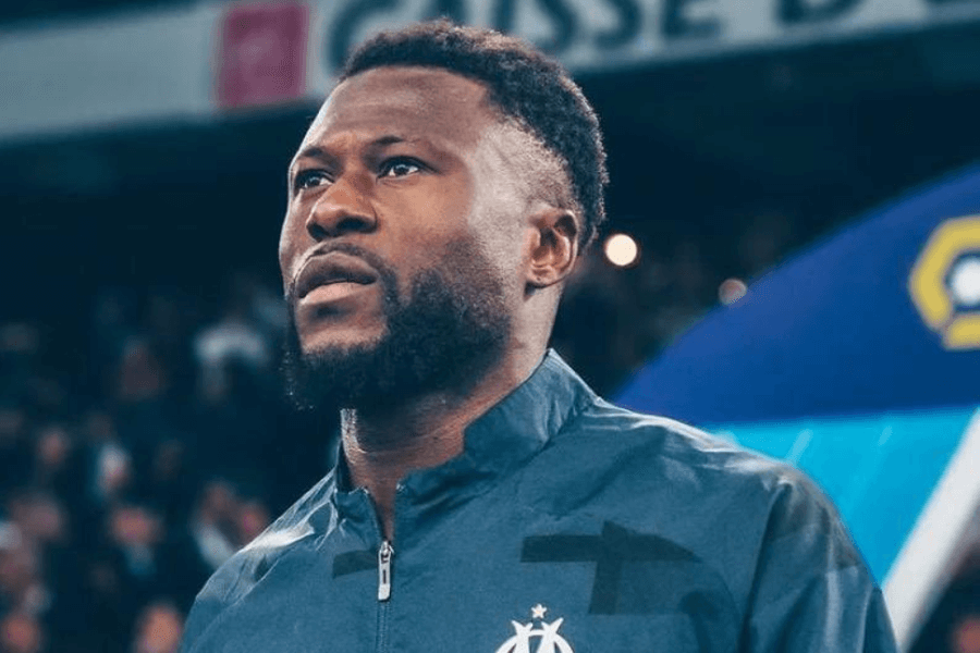 Chancel Mbemba en discussion lors du mercato d’été