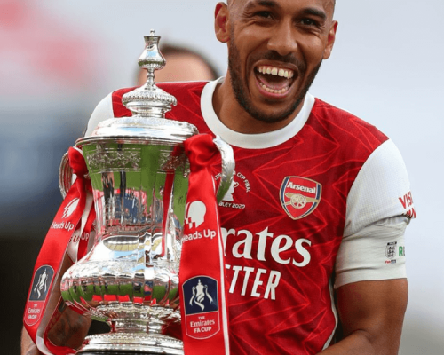 Pierre-Emerick Aubameyang célèbre un but à l’Orange Vélodrome