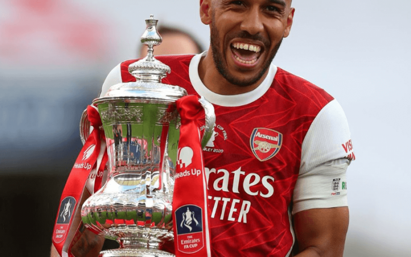 Pierre-Emerick Aubameyang célèbre un but à l’Orange Vélodrome