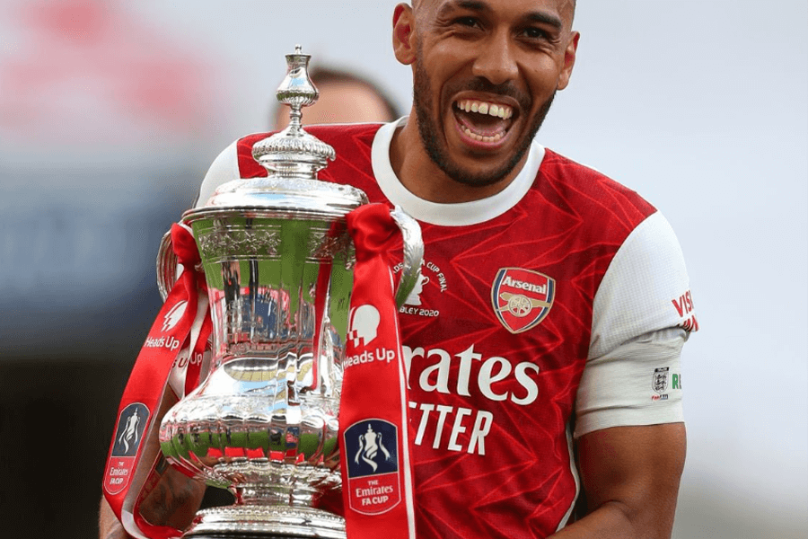 Pierre-Emerick Aubameyang célèbre un but à l’Orange Vélodrome