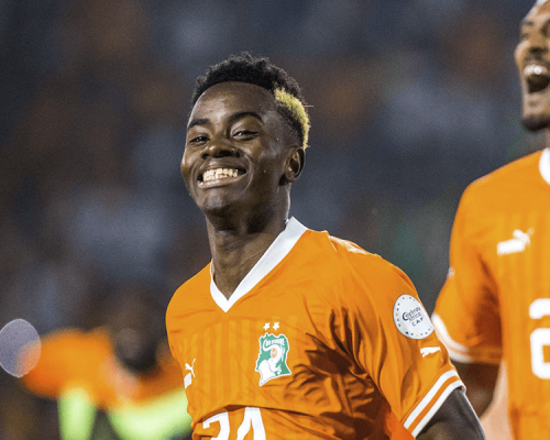 Simon Adingra sourire, posant avec le maillot de Sunderland lors de sa présentation officielle
