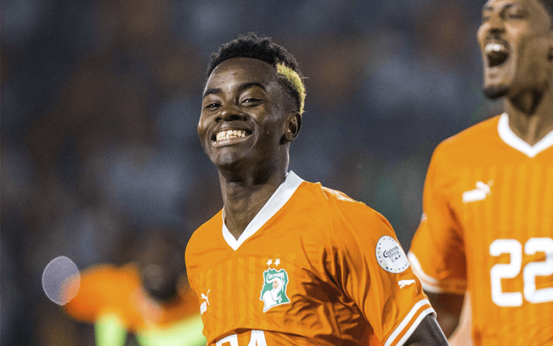Simon Adingra sourire, posant avec le maillot de Sunderland lors de sa présentation officielle