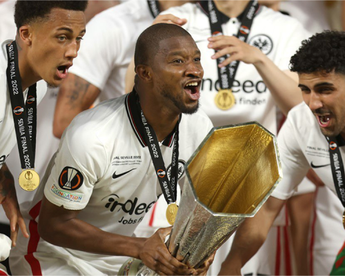 Almamy Touré en maillot de Kaiserslautern sur le terrain