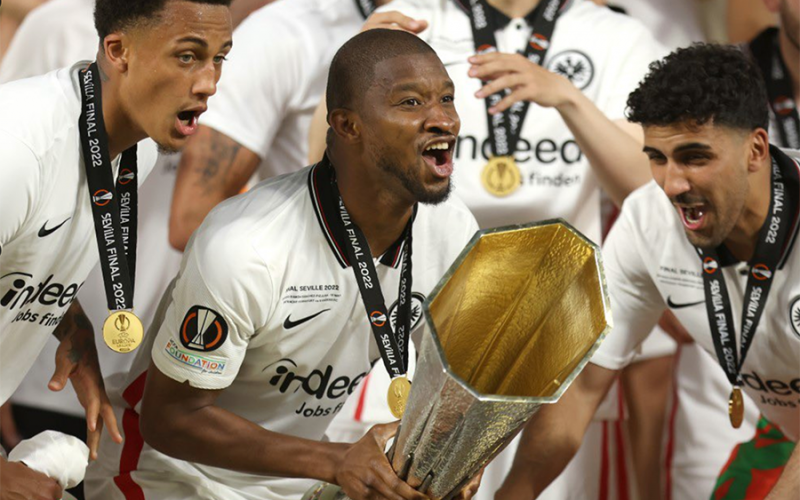 Almamy Touré en maillot de Kaiserslautern sur le terrain