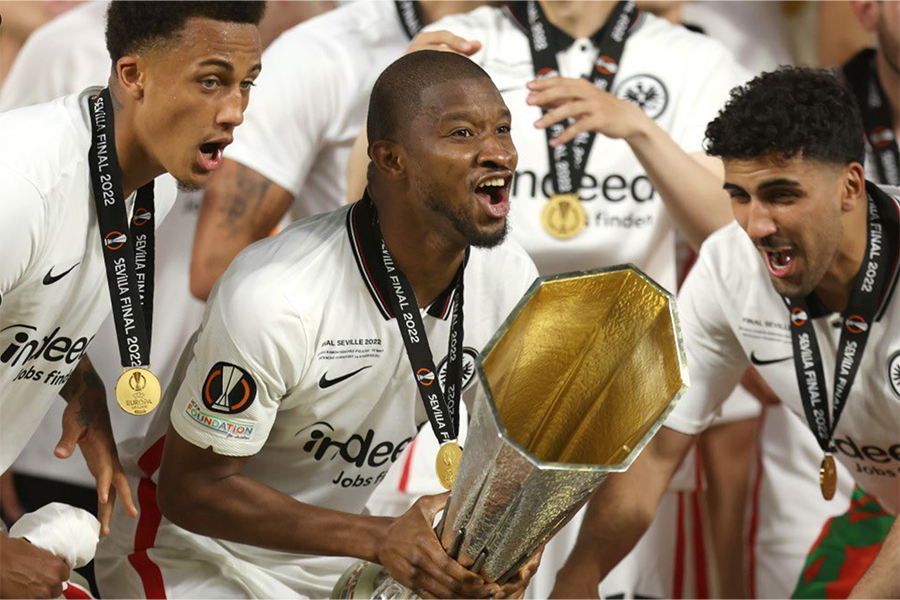 Almamy Touré en maillot de Kaiserslautern sur le terrain