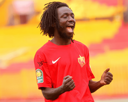 Ammar Taifour posant avec le maillot du CS Sfaxien lors de sa signature