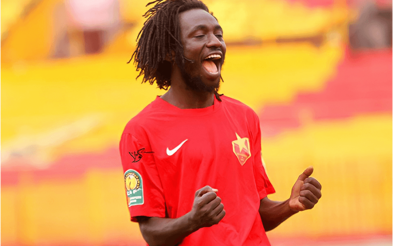 Ammar Taifour posant avec le maillot du CS Sfaxien lors de sa signature