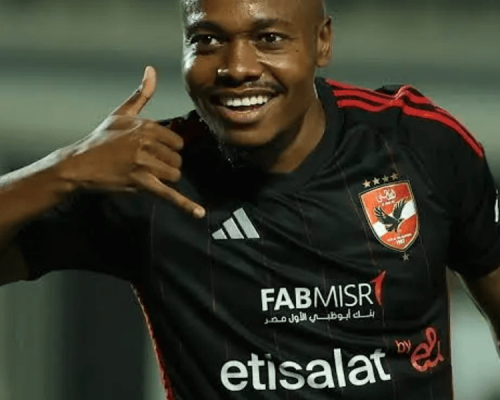 Percy Tau en discussion avec les dirigeants du Zamalek SC