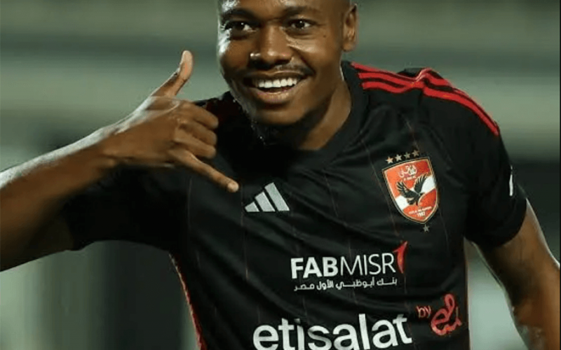 Percy Tau en discussion avec les dirigeants du Zamalek SC