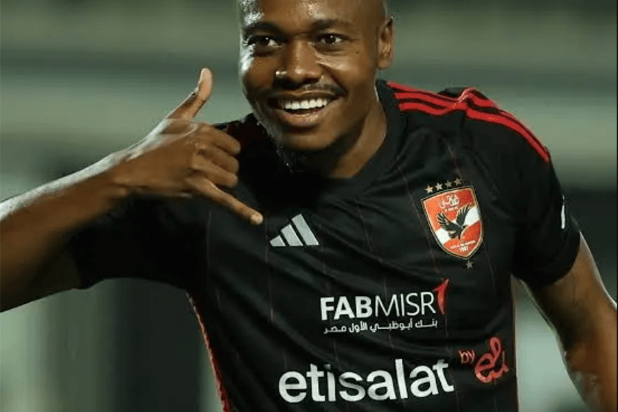 Percy Tau en discussion avec les dirigeants du Zamalek SC