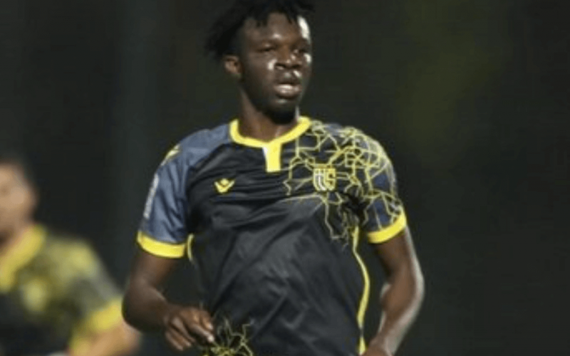 Amadou N’Diaye avec le maillot du Stade Tunisien lors de la présentation officielle
