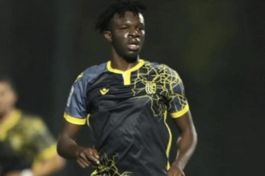 Amadou N’Diaye avec le maillot du Stade Tunisien lors de la présentation officielle
