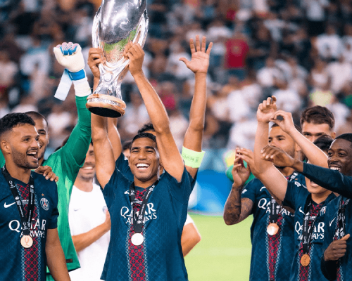 Hakimi Achraf soulève la Super Coupe d’Europe avec le PSG