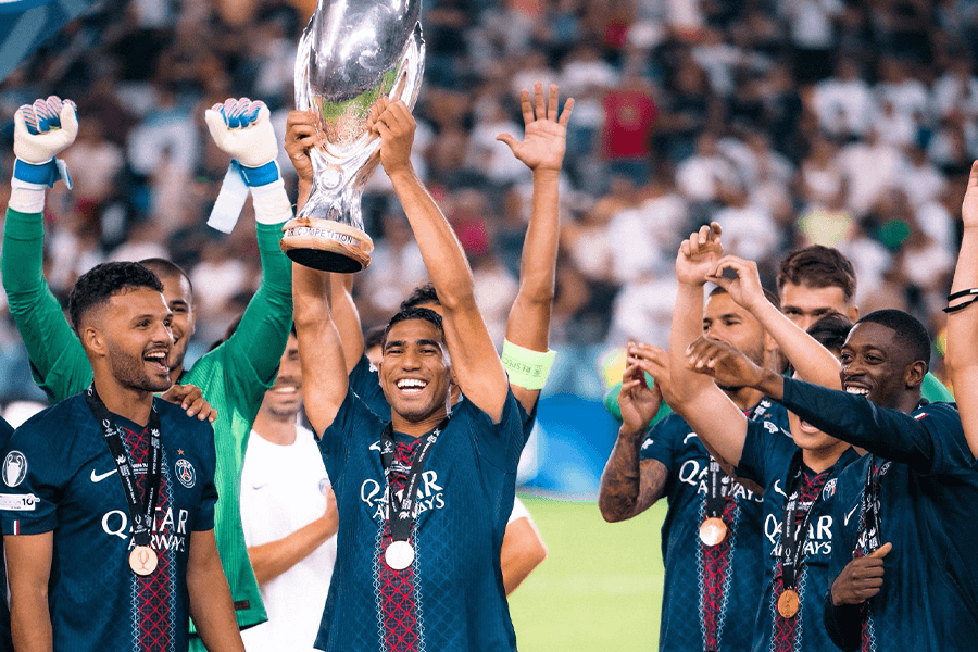 Hakimi Achraf soulève la Super Coupe d’Europe avec le PSG