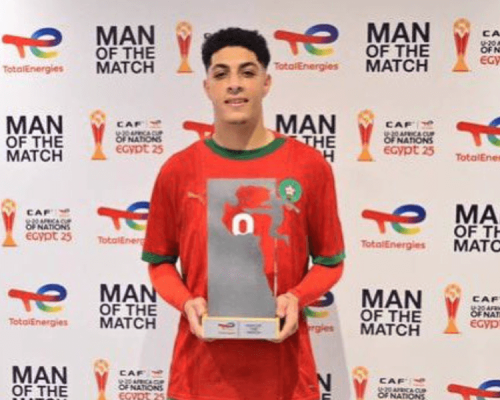 Hossam Essadak signant son contrat avec la RS Berkane