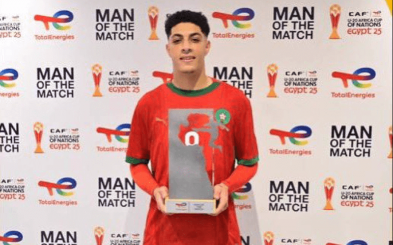 Hossam Essadak signant son contrat avec la RS Berkane