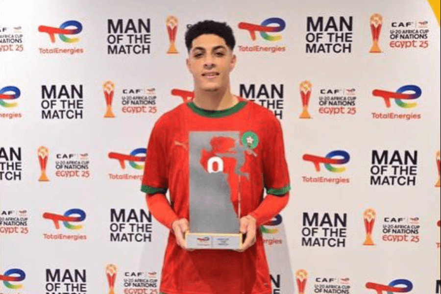 Hossam Essadak signant son contrat avec la RS Berkane