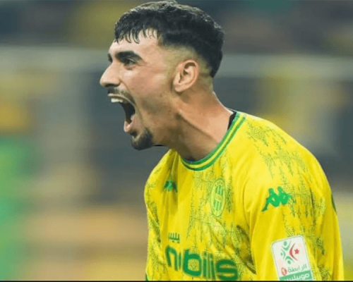 Redouane Berkane célébrant un but avec la JSK