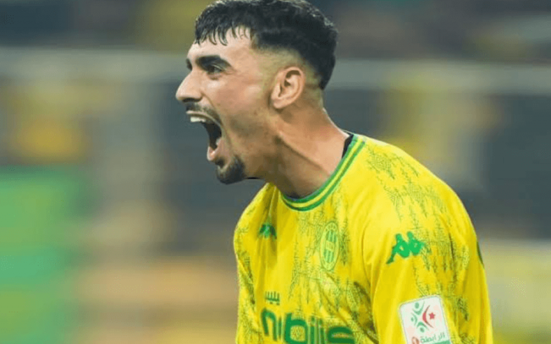 Redouane Berkane célébrant un but avec la JSK