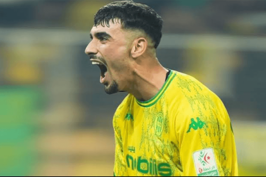 Redouane Berkane célébrant un but avec la JSK