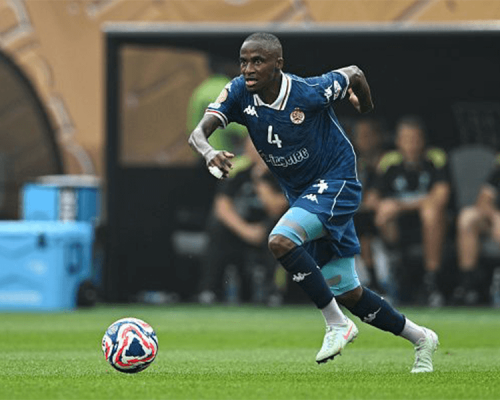 Thembinkosi Lorch sous le maillot du Wydad Casablanca en pleine action