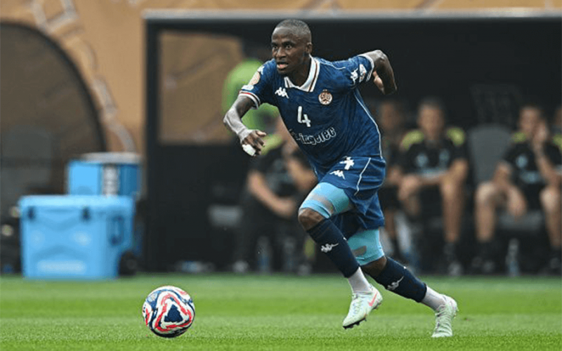 Thembinkosi Lorch sous le maillot du Wydad Casablanca en pleine action