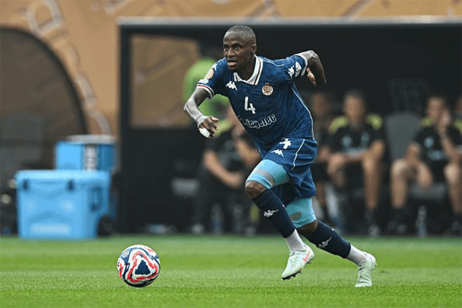 Thembinkosi Lorch sous le maillot du Wydad Casablanca en pleine action