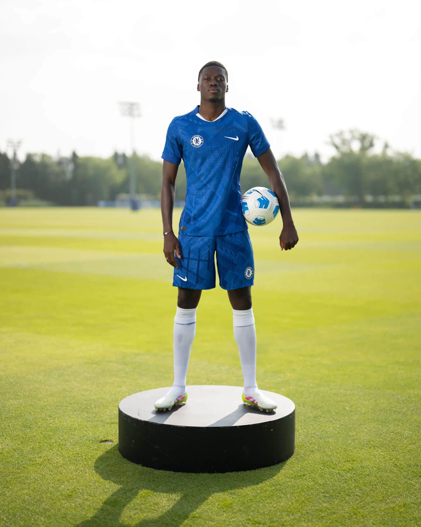 Jeune défenseur assis sur le terrain, Chelsea, décision Sénégal, procédure FIFA.