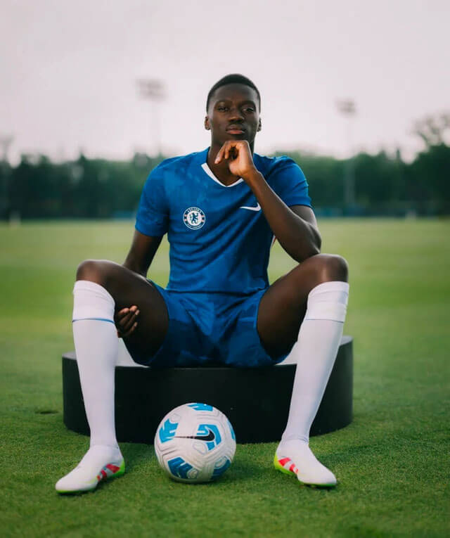 Défenseur de Chelsea en tenue, ballon sous le bras, choix Sénégal, binational.