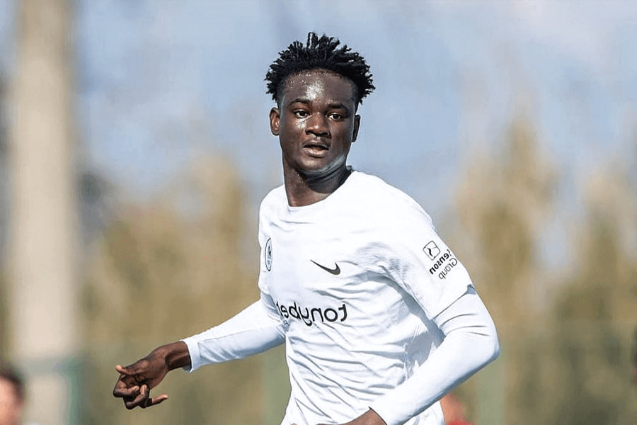 Papou Fayçal Konaté en action avec Riga FS, attaquant burkinabè percutant