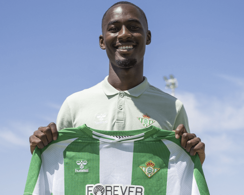 Yoan Koré posant avec l’écharpe du Real Betis après sa signature