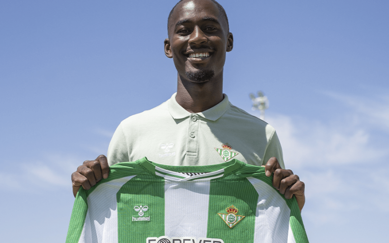 Yoan Koré posant avec l’écharpe du Real Betis après sa signature