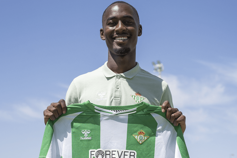 Yoan Koré posant avec l’écharpe du Real Betis après sa signature
