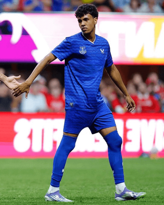 Adam Aznou pendant un match avec Everton, prêté pour un retour en Liga