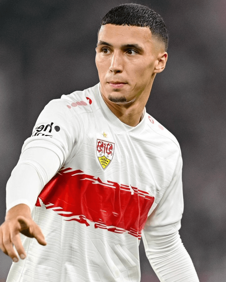 Bilal El Khannouss en action sur le terrain avec Stuttgart.